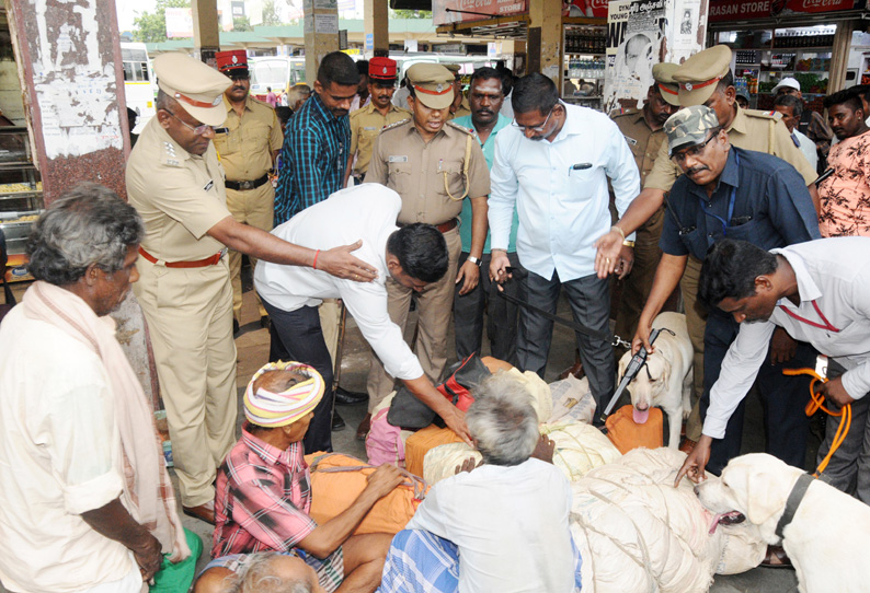 மத்திய உளவுத்துறை எச்சரிக்கை: பஸ் நிலையத்தில் போலீசார் அதிரடி சோதனை