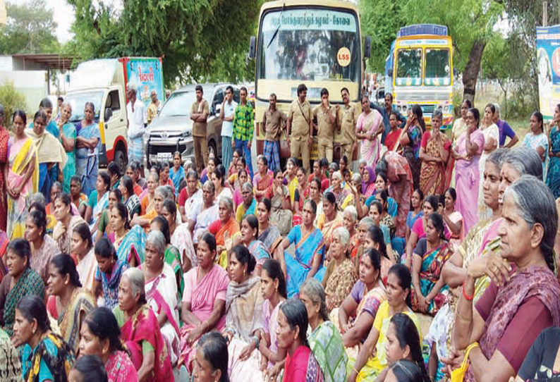 சென்னிமலை அருகே குடிநீர் கேட்டு பொதுமக்கள் சாலை மறியல், போக்குவரத்து பாதிப்பு