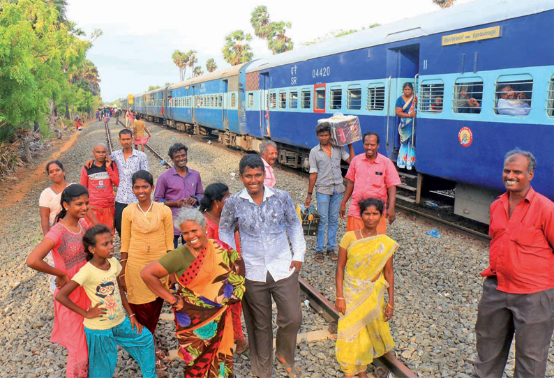 சூறைக்காற்றுடன் கடல் கொந்தளிப்பு ராமேசுவரம் ரெயில்கள் நிறுத்தம்