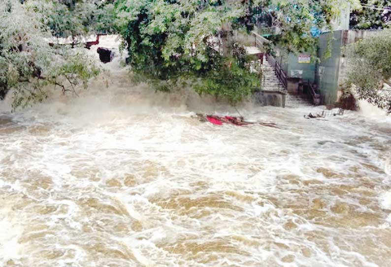 ஒகேனக்கல், மேட்டூர் அணைக்கு தண்ணீர் வரத்து குறைந்தது