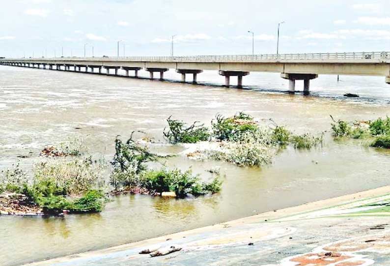 கொள்ளிடம் ஆற்றில் கரைபுரண்டு ஓடும் வெள்ளம் கரைகளில் மணல் மூட்டைகளை அடுக்கி முன்எச்சரிக்கை நடவடிக்கை