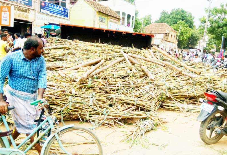 கரும்புகள் ஏற்றி வந்த டிராக்டர் சாலையில் கவிழ்ந்து விபத்து