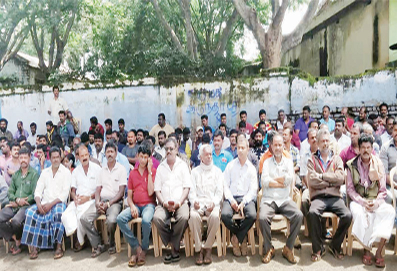 யானை வழித்தடத்தில் உள்ள குடியிருப்புகளை பாதுகாக்கக்கோரி மசினகுடியில் முழு அடைப்பு போராட்டம்