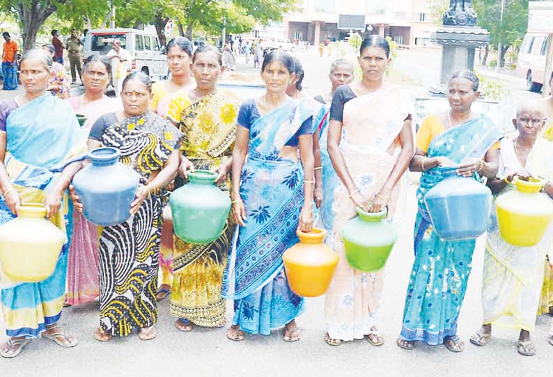 குடிநீர் வழங்கக்கோரி காலிக்குடங்களுடன் திரண்டு வந்த பெண்கள் கலெக்டரிடம் மனு