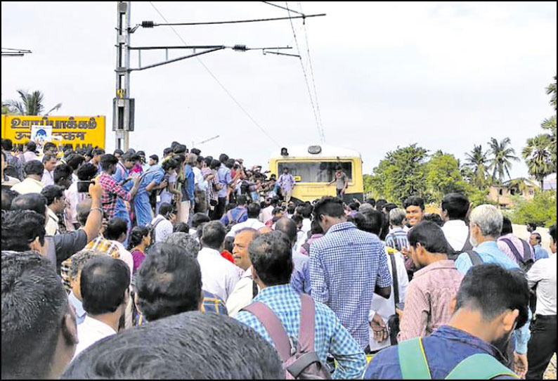 ஊரப்பாக்கத்தில் மின்சார ரெயிலை மறித்து பயணிகள் போராட்டம்