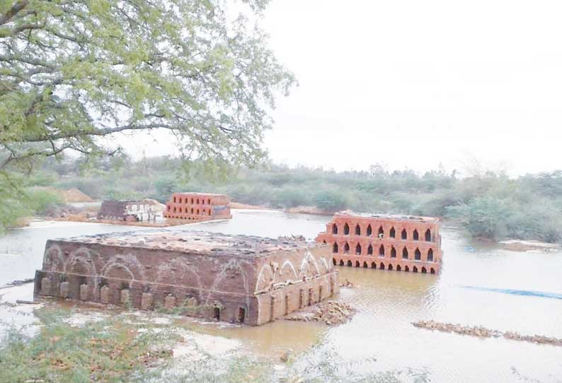 கொள்ளிடம் ஆற்றில் வெள்ள பெருக்கு திருமானூரில் செங்கல் சூளைகளை தண்ணீர் சூழ்ந்தது