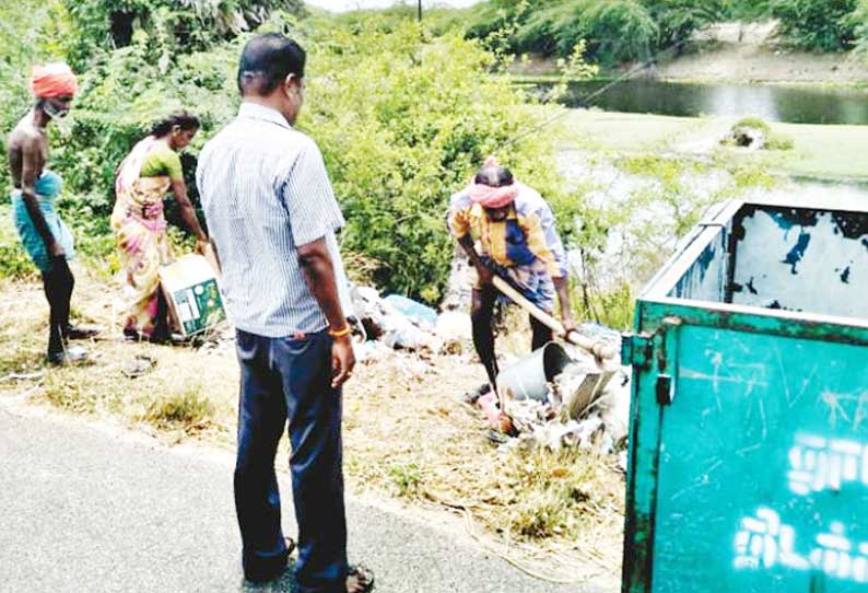 சாலையோரத்தில் கொட்டப்பட்டிருந்த காலாவதியான மருந்து, மாத்திரைகள் அகற்றப்பட்டன