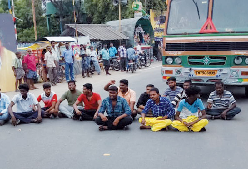 களம்பூரில் வேகத்தடை அமைக்கக்கோரி பொதுமக்கள் சாலை மறியல்