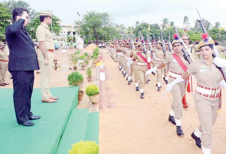 நாகர்கோவிலில் கொட்டும் மழையில் நடந்த சுதந்திர தினவிழா; கலெக்டர் தேசிய கொடி ஏற்றினார்