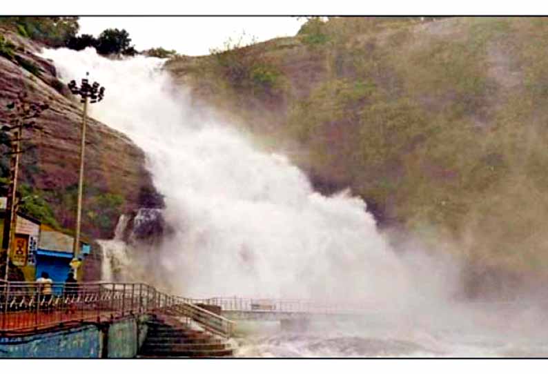 குற்றாலம் அருவிகளில் வெள்ளப்பெருக்கு; சுற்றுலா பயணி சாவு