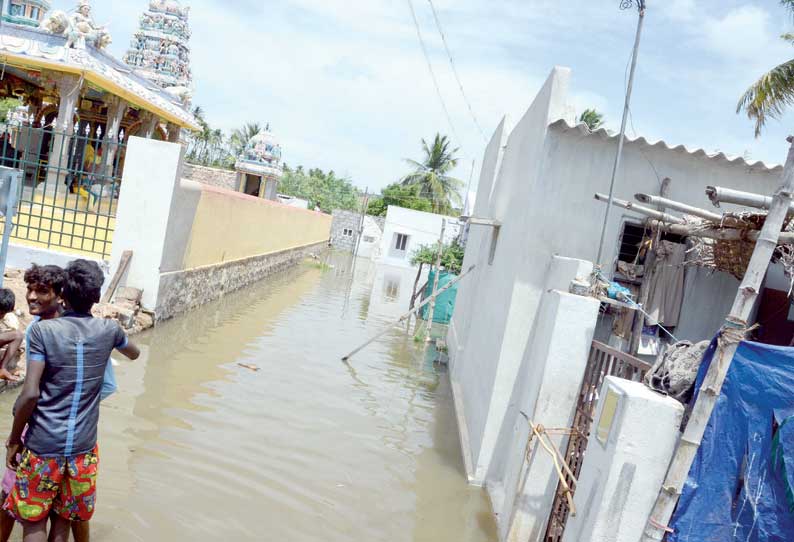 கரூர் அருகே கரையோர பகுதி வீடுகளுக்குள் காவிரி வெள்ளம் புகுந்தது