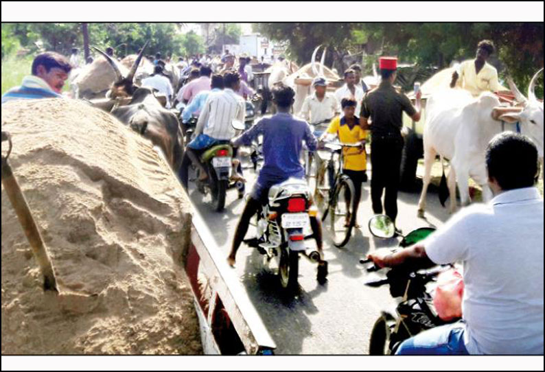 பாகூரில் பரபரப்பு: மணல் ஏற்றி வந்த மாட்டு வண்டிகள் சிறைபிடிப்பு