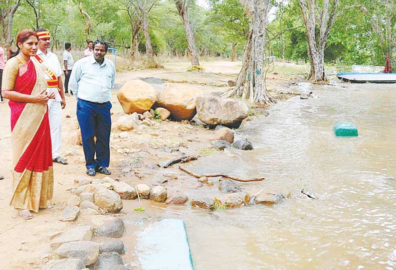 ஒகேனக்கல் காவிரி ஆற்றில் வெள்ளப்பெருக்கு: வீடுகளில் தண்ணீர் புகுந்ததால் மக்கள் வெளியேற்றம்