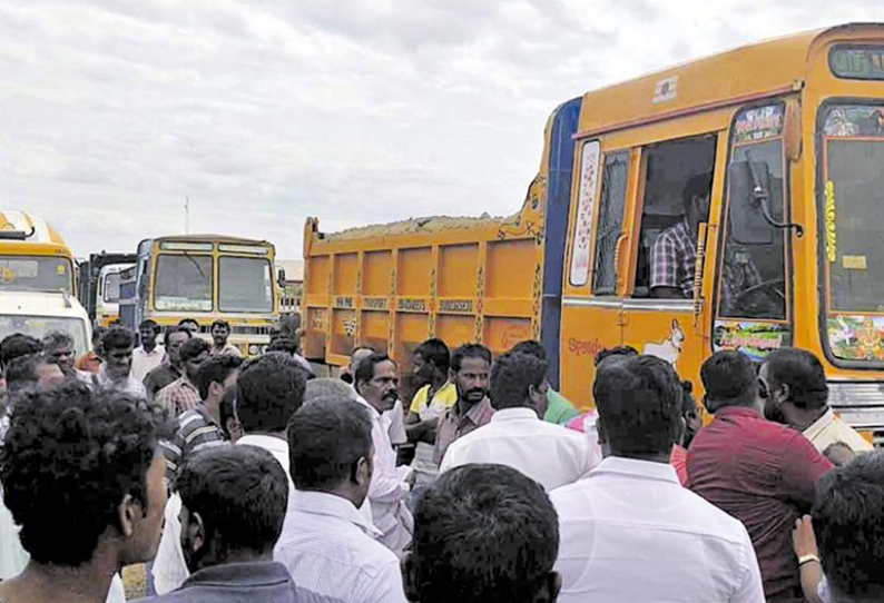 ஏரியில் அளவுக்கு அதிகமாக மண் எடுத்ததாக 100-க்கும் மேற்பட்ட லாரிகள் சிறைபிடிப்பு