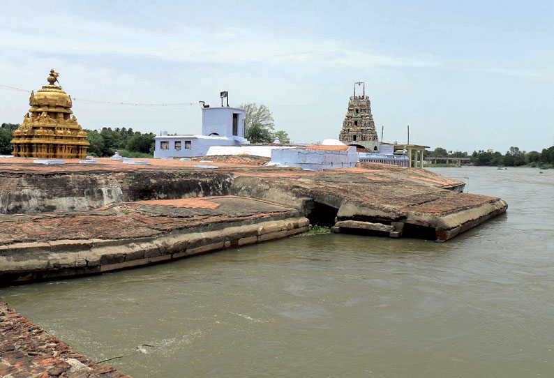 அணைகளில் நீர் திறப்பு குறைப்பு தாமிரபரணி ஆற்றில் தண்ணீர் வரத்து குறைந்தது