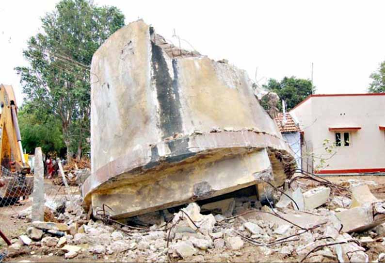 பலத்த காற்றுக்கு மேல்நிலை நீர்த்தேக்க தொட்டி இடிந்து விழுந்து தரைமட்டம்