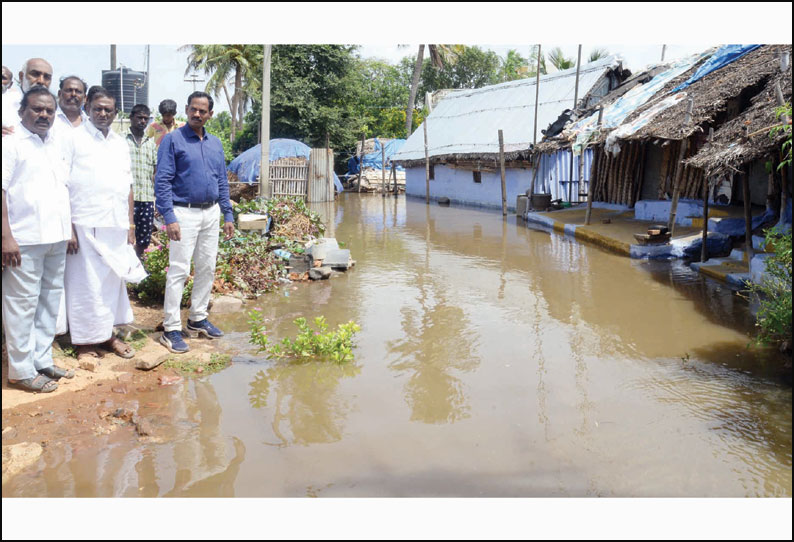 ஈரோடு மாவட்டத்தில் வெள்ளப்பெருக்கு ஏற்பட்ட பகுதிகளில் கலெக்டர் பார்வையிட்டார்