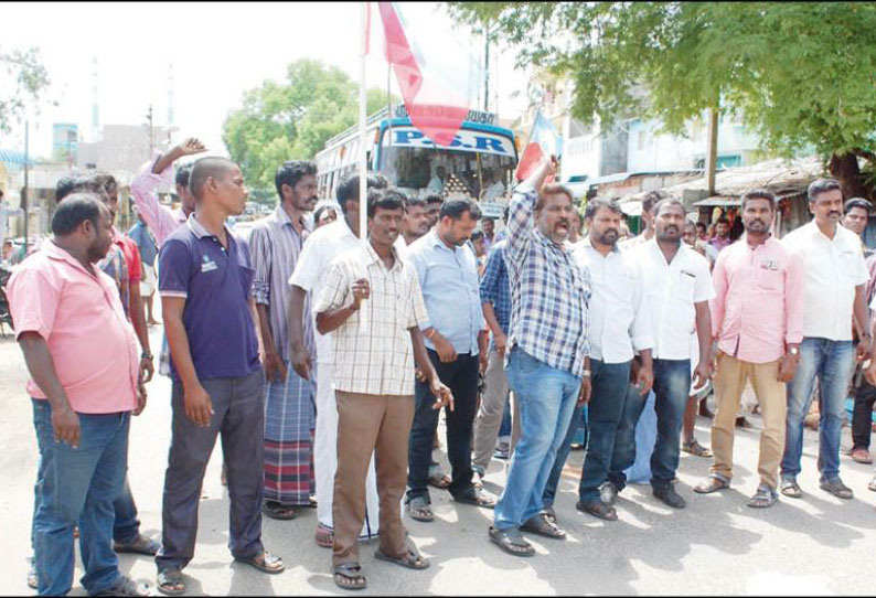 வந்தவாசி அருகே சரக்கு ஆட்டோ கவிழ்ந்து பெண் சாவு, விடுதலை சிறுத்தைகள் கட்சியினர் சாலைமறியல்