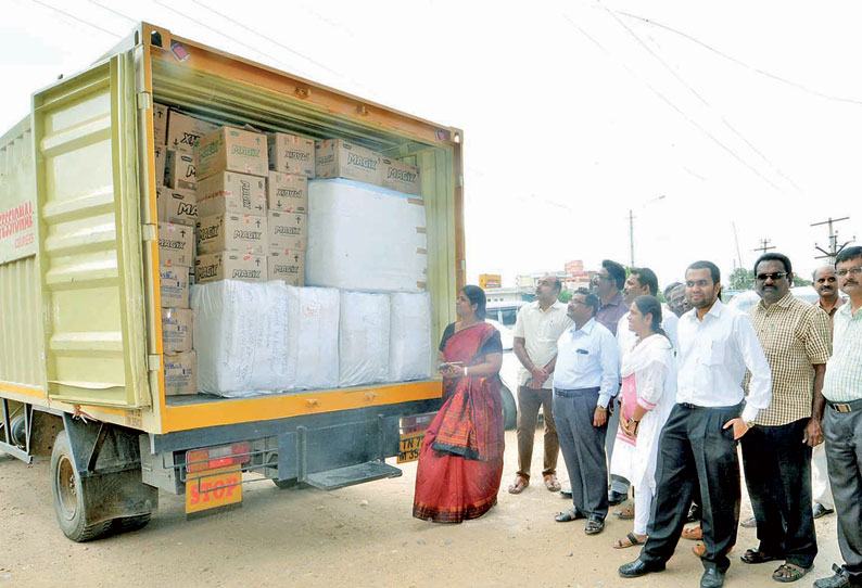 நெல்லையில் இருந்து கேரளாவுக்கு வெள்ள நிவாரண பொருட்கள் கலெக்டர் ஷில்பா அனுப்பி வைத்தார்