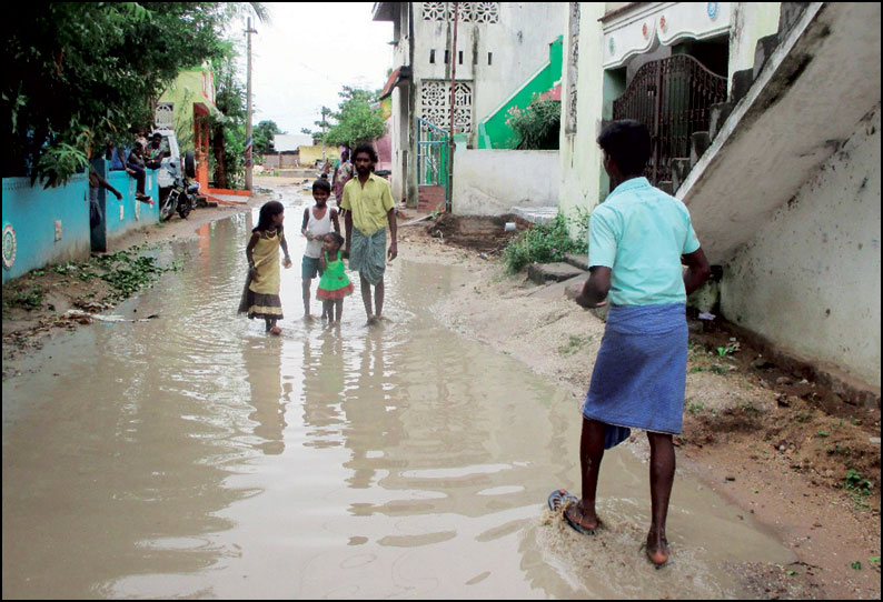 மாமண்டூர் கிராமத்தில் கால்வாய் வசதி இல்லாததால் குளம்போல் தேங்கும் மழைநீர்