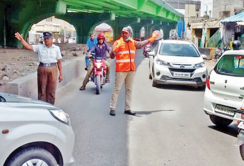 கோவையில் இருசக்கர வாகனத்தில் வந்து குடிபோதையில் தகராறு செய்த வாலிபருக்கு நூதன தண்டனை