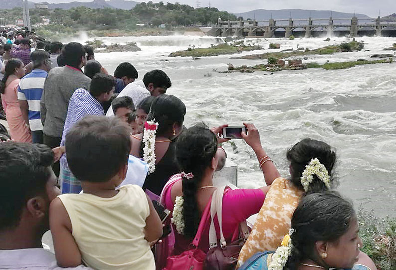 மேட்டூர் அணையில் இருந்து தண்ணீர் திறப்பு 2.05 லட்சம் கனஅடியாக அதிகரிப்பு