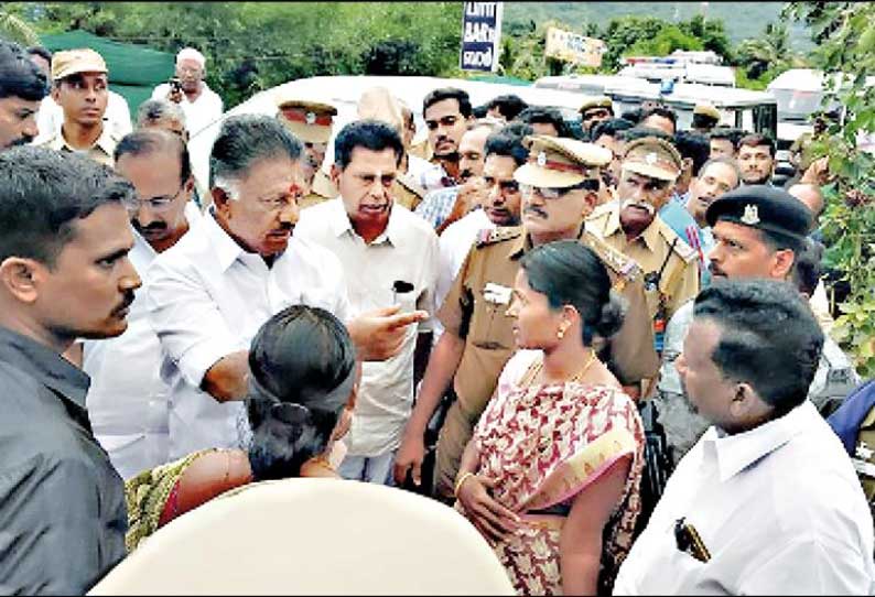 அடிப்படை வசதி செய்து தரக்கோரி துணை முதல்-அமைச்சர் காரை முற்றுகையிட்ட பொதுமக்கள்