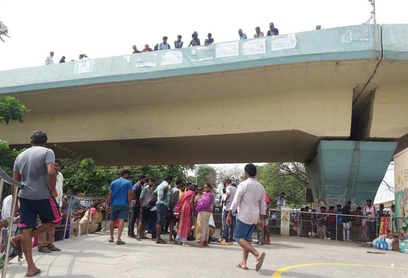 மேம்பாலத்தில் தடுப்பு சுவரில் மோட்டார் சைக்கிள் மோதி, 3 வாலிபர்கள் படுகாயம் பந்தயத்தில் ஈடுபட்டபோது விபரீதம்