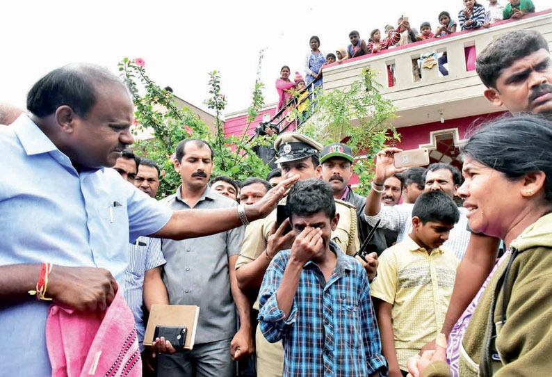 நிவாரண முகாம்களில் தங்கியுள்ள மக்களை சந்தித்து முதல்-மந்திரி குமாரசாமி குறைகளை கேட்டார்