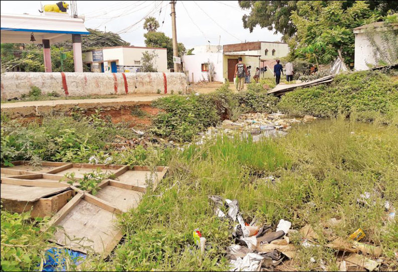 மாத்தூர் ஊராட்சியில் தேங்கி கிடக்கும் குப்பை கழிவுகள் அகற்ற பொதுமக்கள் கோரிக்கை