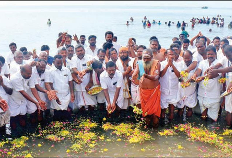 கேராளவில் மழை வெள்ளத்தில் உயிரிழந்தவர்களுக்கு ராமேசுவரம் அக்னிதீர்த்த கடலில் மலர் தூவி அஞ்சலி