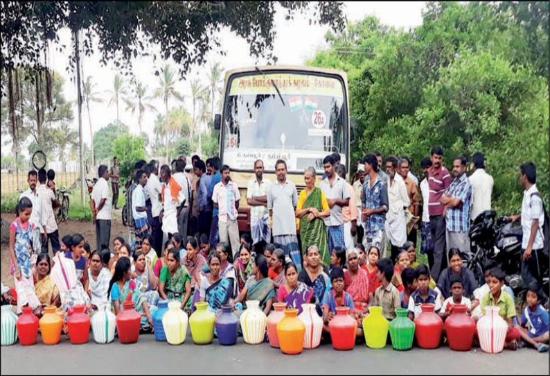 குடிநீர் சீராக வினியோகம் செய்யக்கோரி பொதுமக்கள் சாலைமறியல், போக்குவரத்து பாதிப்பு