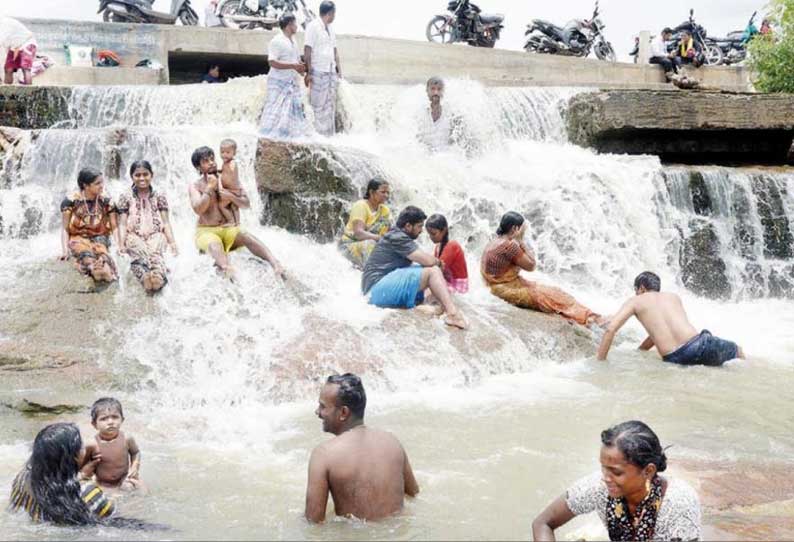 திருச்சி தொட்டிப்பாலத்தில் வழிந்தோடும் தண்ணீரில் பொதுமக்கள் ஆனந்த குளியல்