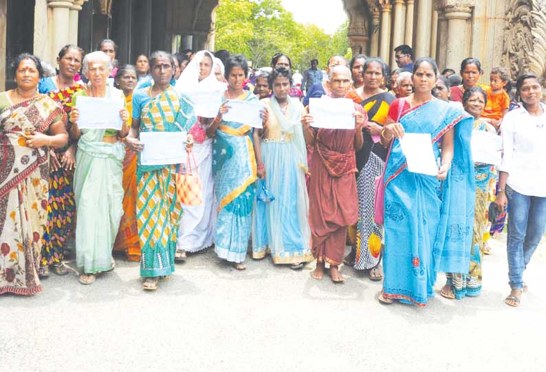 பள்ளியின் அருகே டாஸ்மாக் கடைகள் திறப்பதற்கு தடை விதிக்க வேண்டும் பொதுமக்கள் மனு