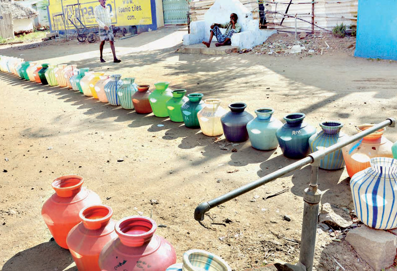 குடிநீர் பிரச்சினையை தீர்க்கக்கோரி நகராட்சி அலுவலகத்தில் பெண்கள் புகார்