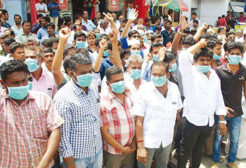 ஈரோடு மேட்டூர் ரோட்டில் சாலை அமைக்கக்கோரி வியாபாரிகள் மறியல் போராட்டம்