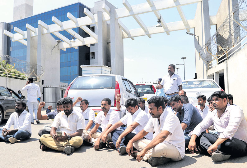 கோயம்பேடு மெட்ரோ ரெயில் நிறுவனம் முன்பு வாடகை கார் ஓட்டுனர்கள் முற்றுகை போராட்டம்