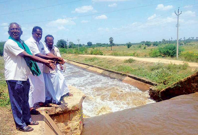 மேலூர் ஒரு போக பாசனத்திற்காக 4 ஆண்டுகளுக்குப் பிறகு கால்வாயில் தண்ணீர் வந்தது, விவசாயிகள் மலர் தூவி வரவேற்றனர்