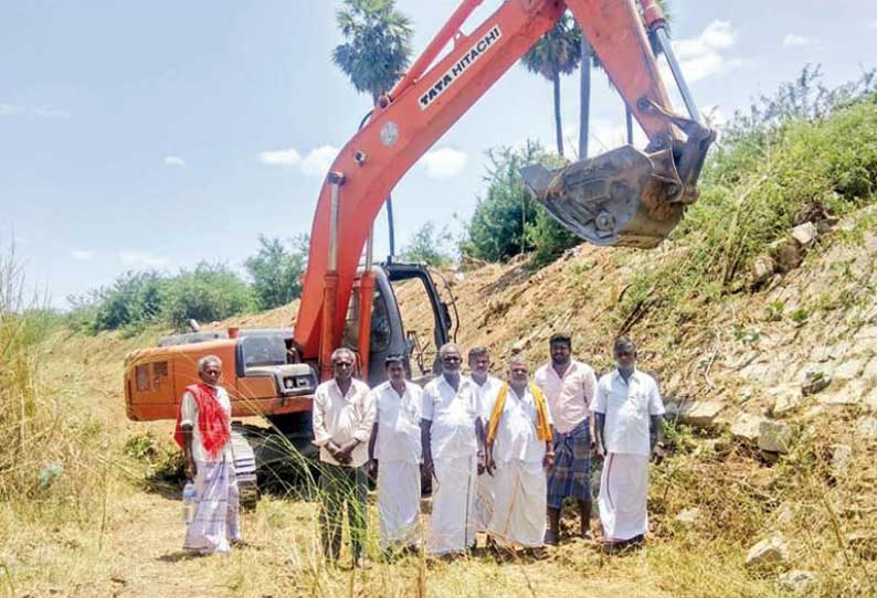 மானாமதுரை அருகே பாசன கால்வாயை சொந்த செலவில் தூர்வாரும் விவசாயிகள்