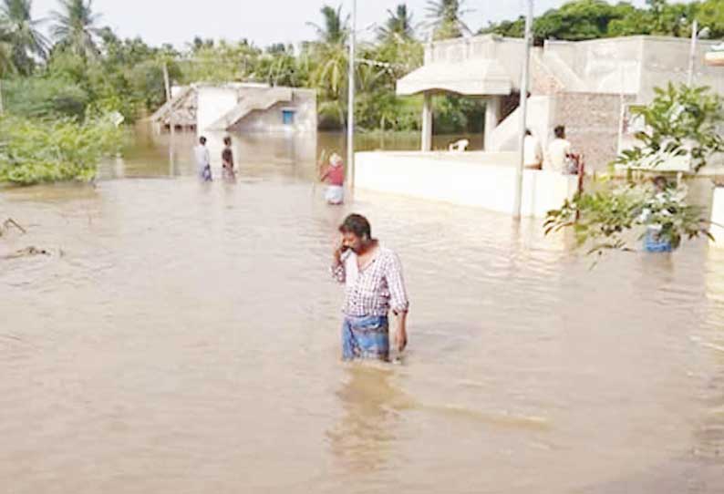 கொள்ளிடம் கரையோர கிராமங்களில் வெள்ளம் வடியாததால் பொதுமக்கள் அவதி மீனவர்கள் கடலுக்கு செல்லவில்லை