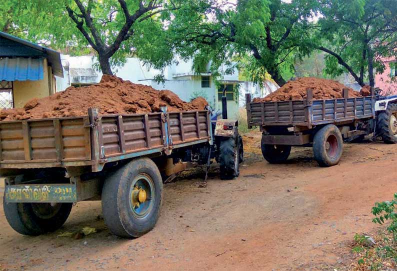 தொண்டி அருகே அனுமதியின்றி மணல் அள்ளிய 3 பேர் கைது