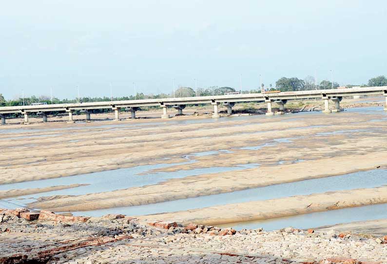 நீர் வரத்து குறைந்ததால் காவிரி, கொள்ளிடம் ஆறுகளில் மீண்டும் மணல் திட்டுகள் தெரிய தொடங்கின