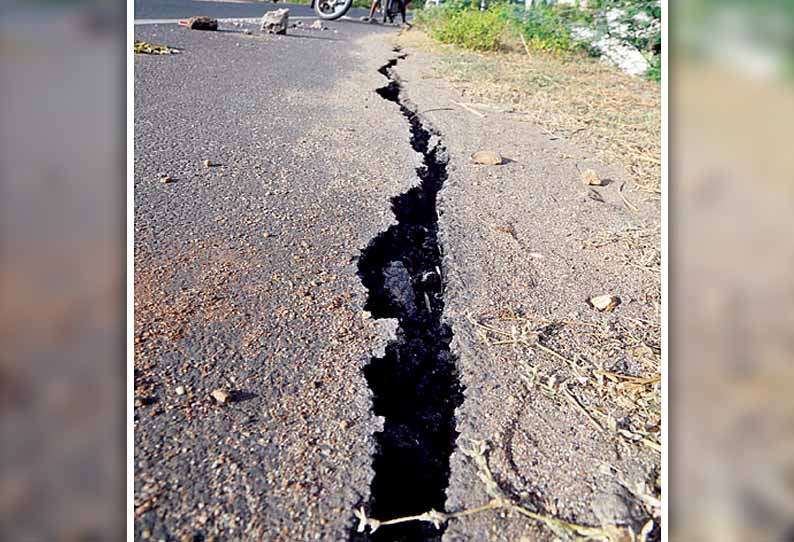 ஜம்பை கலுங்கு பாலம் பகுதியில் சாலையில் விரிசல்