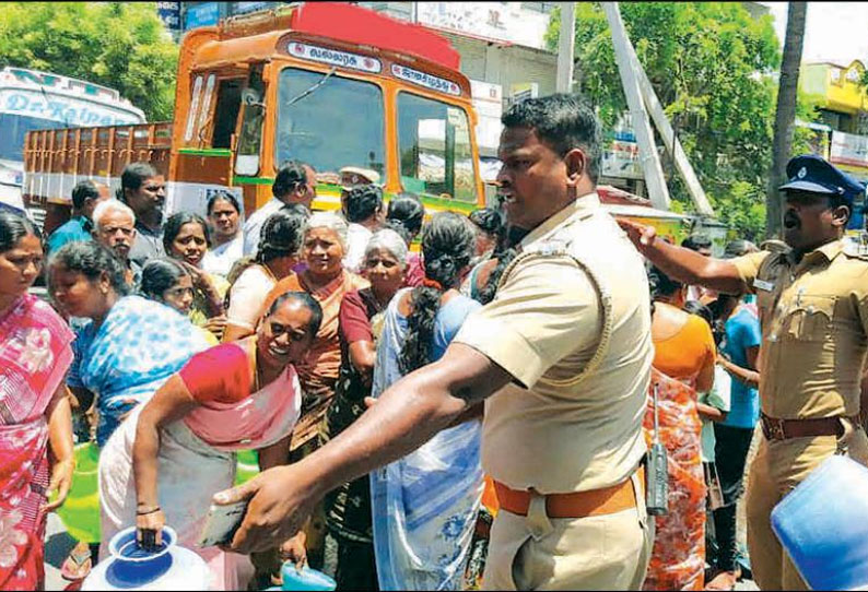 ஆத்தூரில் குடிநீர் கேட்டு காலிக்குடங்களுடன் மறியலில் ஈடுபட்ட பெண்கள்