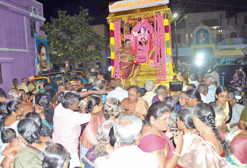 குறுக்குத்துறையில் ஆவணி தேர் திருவிழா சுப்பிரமணிய சுவாமிக்கு வைர கிரீடம் அணிவிப்பு