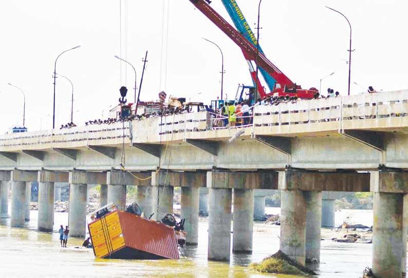 காவிரி ஆற்றில் கன்டெய்னர் லாரி பாய்ந்தது; டிரைவர் பரிதாப சாவு