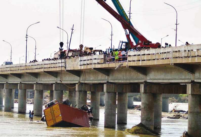 கன்டெய்னர் லாரி காவிரி ஆற்றில் பாய்ந்தது; டிரைவர் பரிதாப சாவு