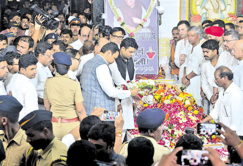 மாரடைப்பால் மரணம் அடைந்த காங்கிரஸ் தலைவர் குருதாஸ் காமத் உடல் தகனம்