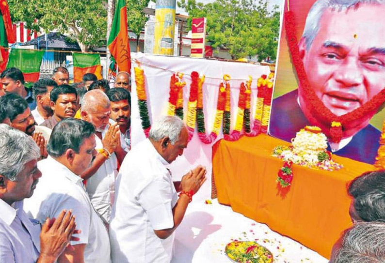 பொன்.ராதாகிருஷ்ணன் கொண்டு வந்தார்: வாஜ்பாய் அஸ்திக்கு மாவட்டத்தில் 5 இடங்களில் பொதுமக்கள் அஞ்சலி