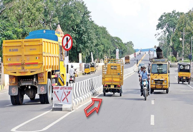 போத்தனூரில் புதிதாக திறக்கப்பட்ட மேம்பாலத்தில் வாகனங்கள் தாறுமாறாக செல்வதால் விபத்து ஏற்படும் அவலம்